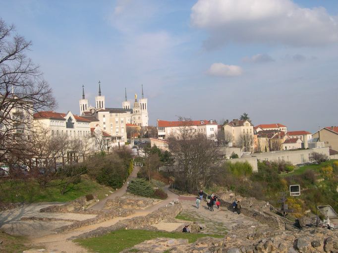  la basilique vue depuis la zone des vestiges romains